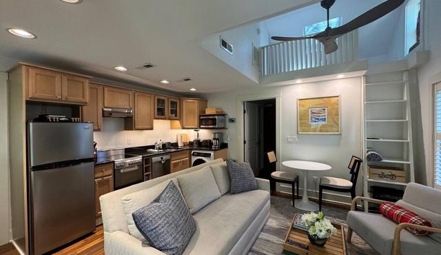Charming Coastal Cottage: 2 Bedrooms, Private Decks & Walk to Beach!