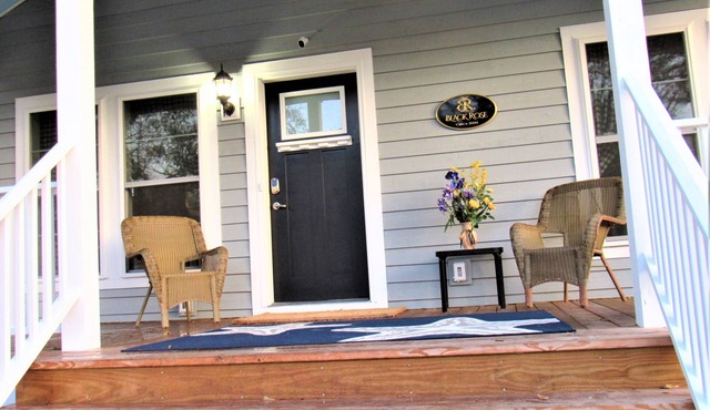 Charming Coastal Cottage – Walk to Shops & Waterfront