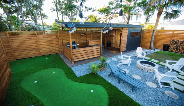 Charming Cottage with Sauna, MINI Golf, 2 OD Showers, Fire-pit, Soaking Tub Dogs