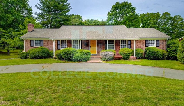 Charming Demon Deacon Themed 4-bedroom house in Winston-Salem