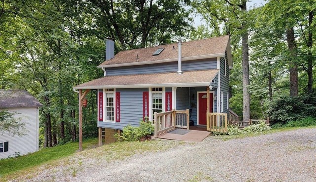 Charming dog-friendly cottage near Blowing Rock with private hot tub, deck, BBQ