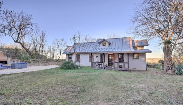 Charming Family Cottage Close to San Antonio