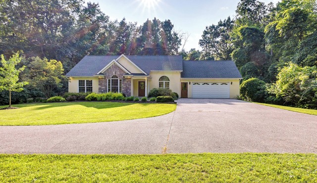 Charming Flushing Cottage w/Deck + Spacious Yard!