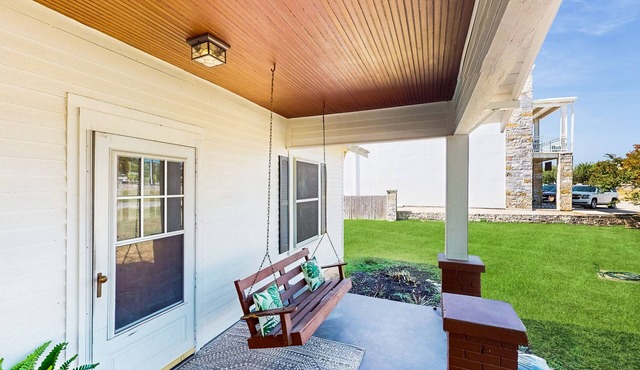 Charming house with porch, full kitchen, located in the historic downtown Buda