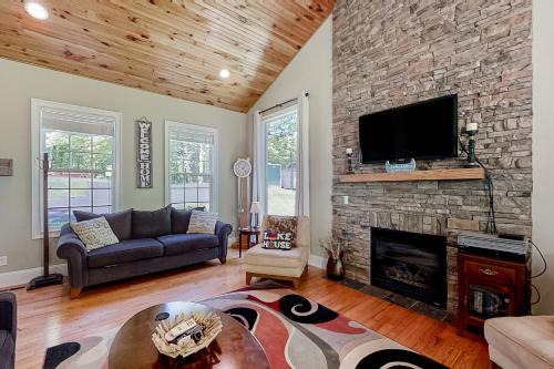 Charming Lakefront Home Sleep 12 Dock Boat Launch