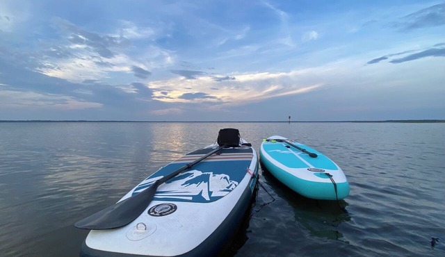 Charming Lakeview Cottage. Private access. Two Paddleboards provided.