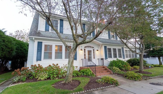 Charming Ocean-Block Cottage, Steps to Beach & Boardwalk – Spacious & Cozy!