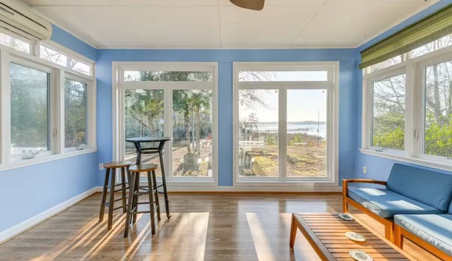 Charming Pet Friendly 4-bedroom river view home with grill, in lovely Weems! in Weems