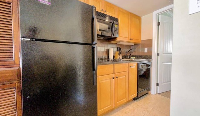 Charming poolside BEACHBLOCK condo