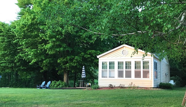 Charming, quiet lakefront cottage