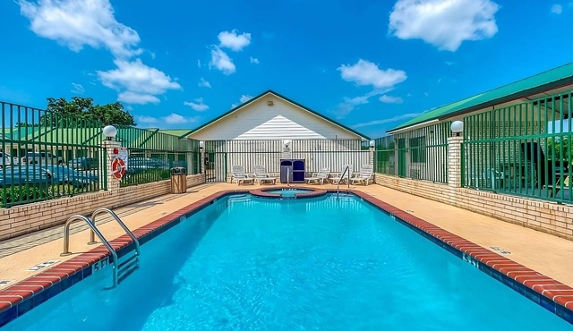 Charming Room next to La Terraza Mexican Grill with Outdoor Pool & Parking