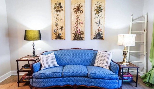 Charming Southern Cottage, Sleeps 6, Dog Friendly!