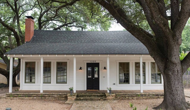 Charming stay centrally located to everywhere you need to be in Bryan/College Station