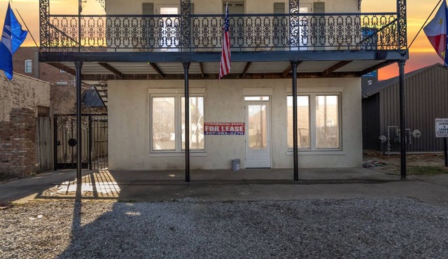 Charming studio in marvelous historic downtown Crowley with AC, WiFi