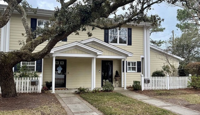 Charming townhome just 15 minute walk from historic downtown Beaufort.