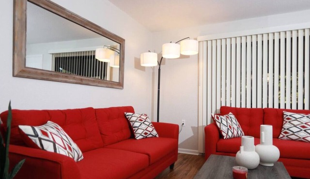 Cheerful 2 Bedroom Townhouse