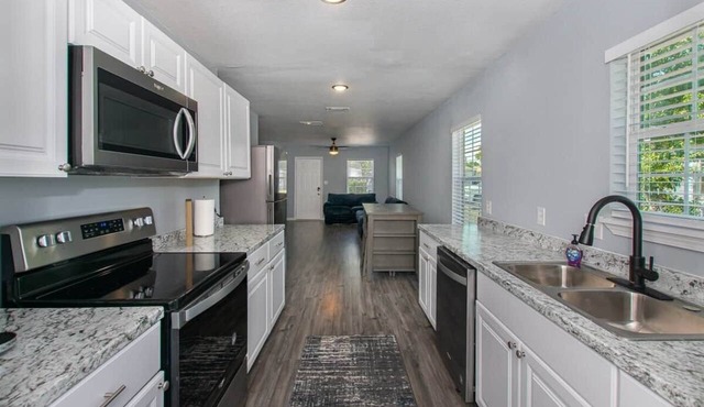 Cheerful 3 bedroom w/dedicated parking!