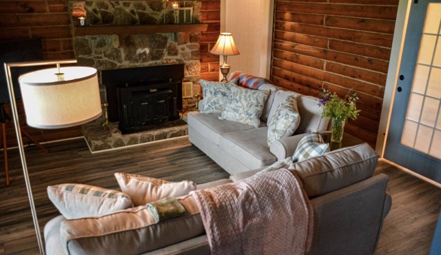 Cheerful Cozy Retreat - 3 BR - Newly Renovated