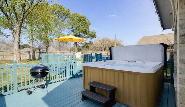Cheerful Home, with Big Private Fenced Yard, & Big Hot Tub