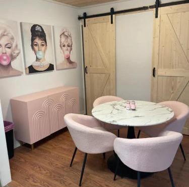 Chic Centrally Located 2BR Townhome at the Rez Sleeps 6