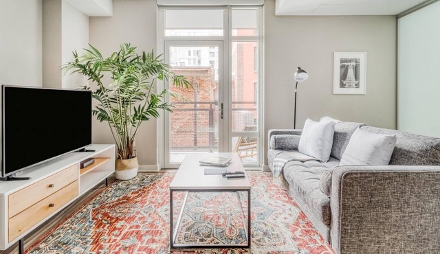 Chic Studio in Mt Vernon w/ Balcony, Gym + Pool