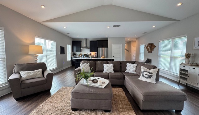 Chicopee House ~ Your 4 bd, 3 bath, Athens Getaway 1-mile to Sanford Stadium!