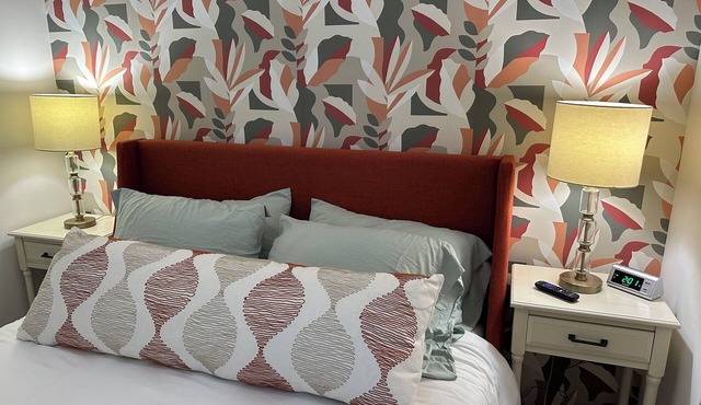 Church Hill Fenced Pet Friendly One Level King Suite + 2 Queen Bedrooms