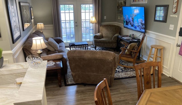 Classic City 3 bed 2 bath condo with deck close to Five Points & UGA in Athens