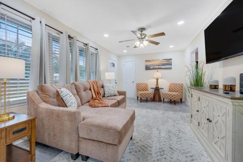 Classic Comfort Home- Near Ft Benning, Large Deck, Sleeps 10
