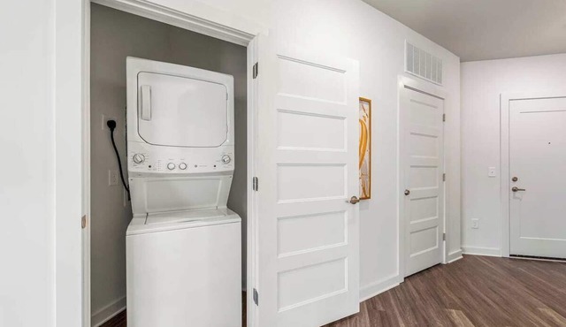 Clean 1br New W Midtown Building