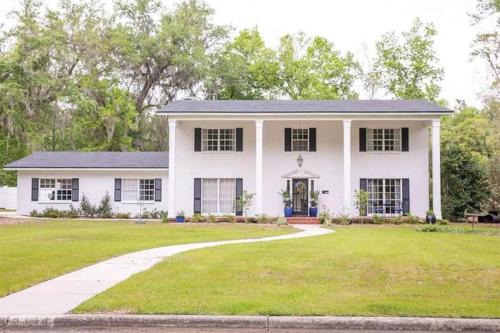 Coaches House - 2 miles from Ben Griffin Stadium