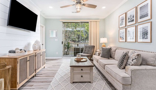 Coastal Calm Retreat: 2br/2ba Mount Pleasant Condo