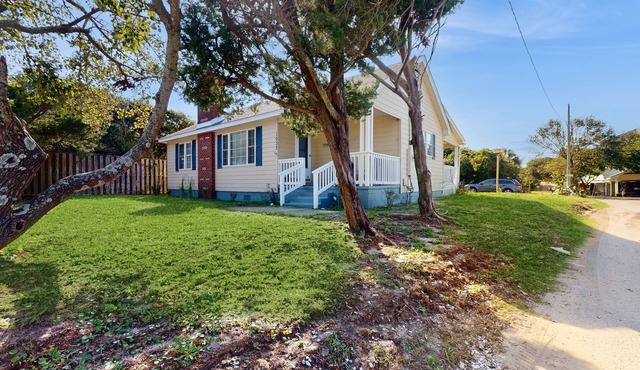 Coastal home with patio, close to beach and local attractions