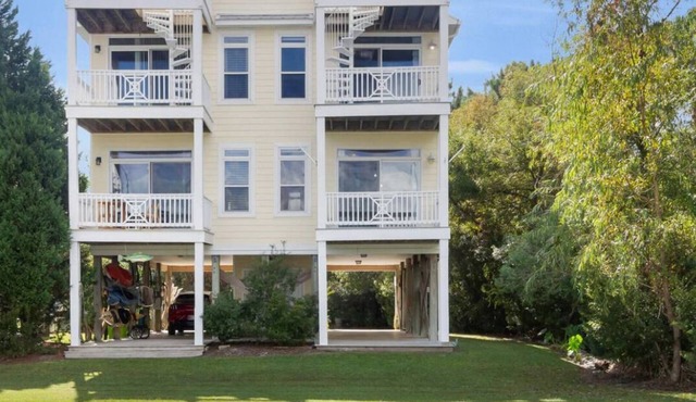 Coastal Retreat w/Balcony, Bikes & Pool Access
