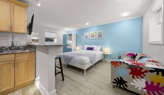 Colorful Studio w Parking Top Location - 20