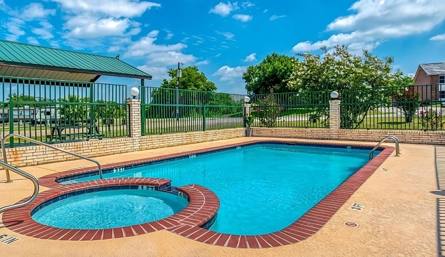 Comfort and Convenience! Pool, FREE Parking and Breakfast! Near Dragon House!