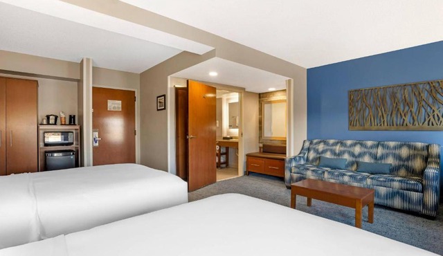 Comfort Suites near Birkdale Village- Huntersville