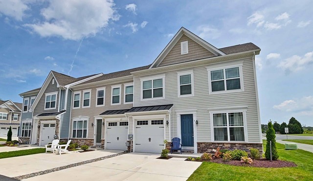 Comfortable 3 bedroom townhouse steps from the Amenities! Wifi, Pool, Fitness Center, Sauna, Weekend Shuttle!