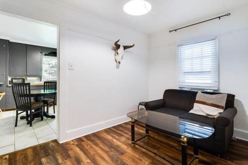 Comfortable 3BR Home Near Downtown