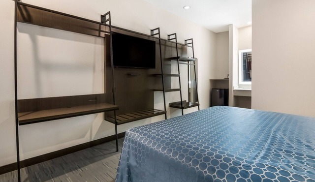 Comfortable and Affordable Stay 13 Miles From AT&T Stadium, Prime Location in Forest Hill