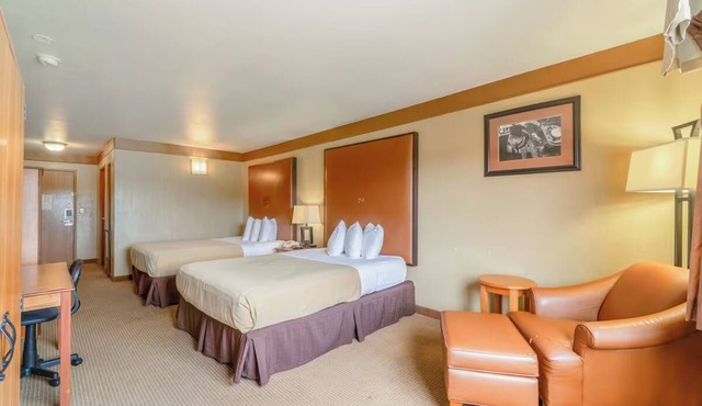 Comfortable Three Rooms w/Queen Beds Close to Local Shops