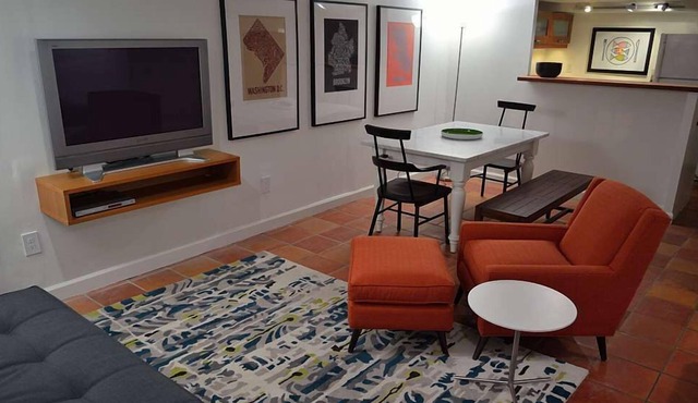Comfy Apartment w/Parking. Walk to Metro, Cafés, Restaurants, Nightlife.