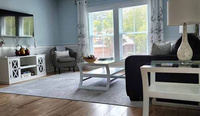 Completely furnished/private 1-bedroom guest house near beaches and downtown!