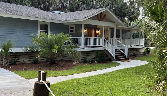 Completely remodeled Fripp Home on lagoon in quiet cul-de-sac- 5 min from beach!