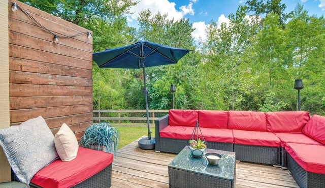 Convenient Bryan Townhome w/Patio < 3 Mi to A&M!