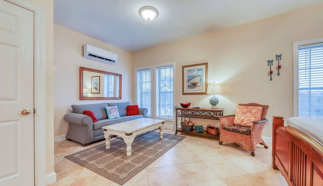 Convenient studio w/shared pool and great location moments away from the beach