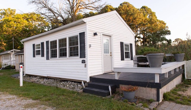 Cottage #5 White Swan At Water with Deck