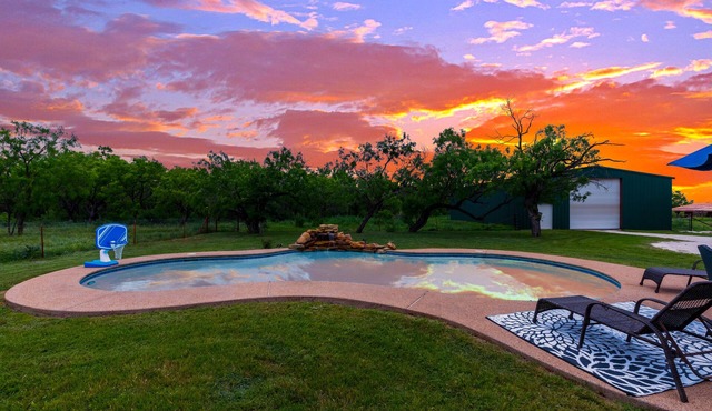 Country Cottage By the Pool-Abilene, Texas, King bed, Kitchen