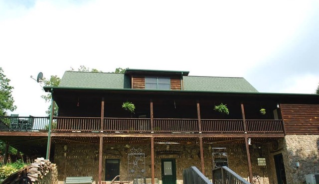 Country Elegance-5 Bedroom, River Access, Pet Friendly, Gameroom, Fireplace, WIFI, Smart TV's