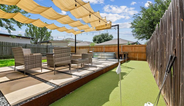 Cowboy Pool, Fire Pit & Putt Putt Near DT For 10!